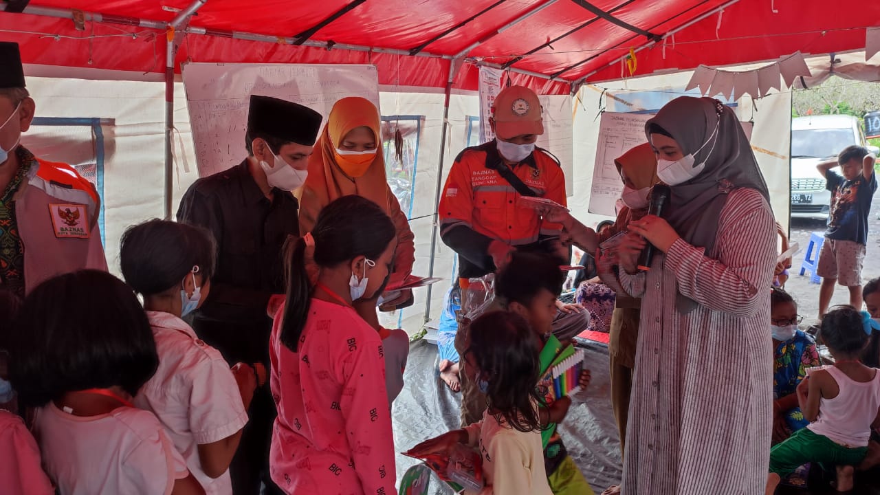 Ketua TP PKK Kab. Lumajang  kunjungi shelter Lapangan Penanggal 